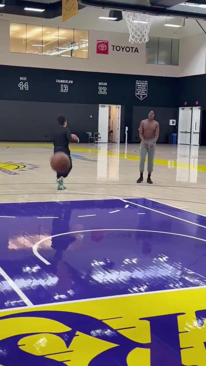 湖人新秀迪耶罗进行恢复训练他还将等待几个星期进行复查