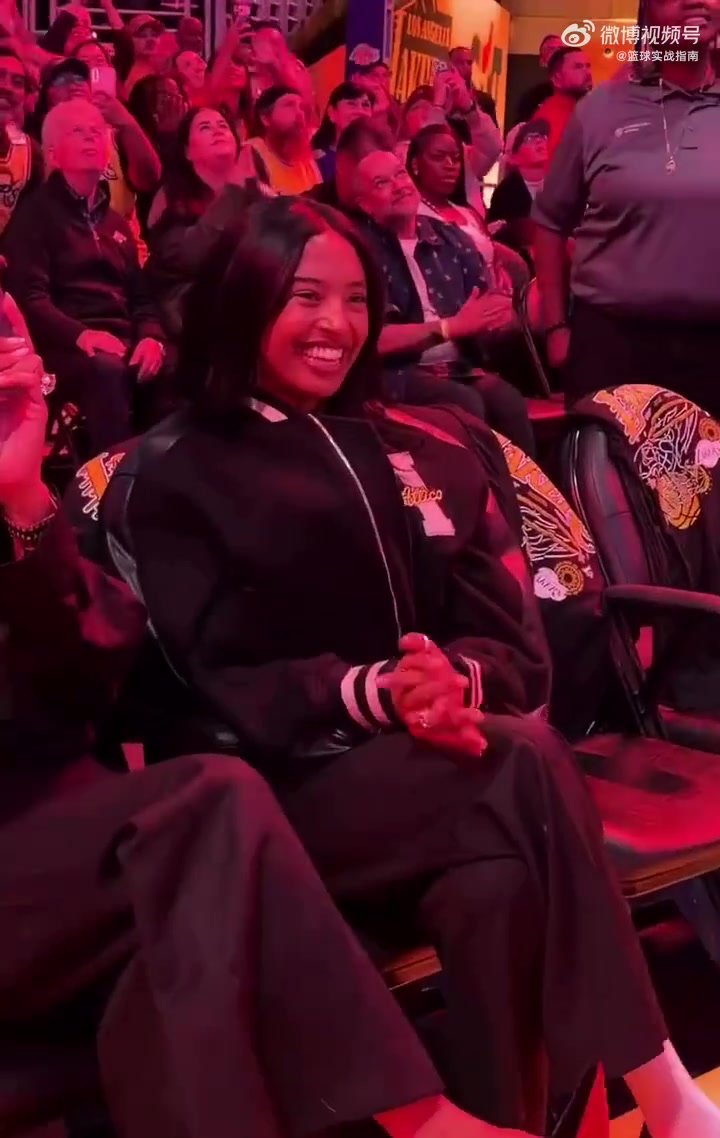 瓦妮莎带女儿也观看了今天湖人的揭幕战